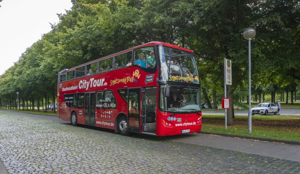 Roter Doppeldeckerbus für Stadtrundfahrten in Hannover.