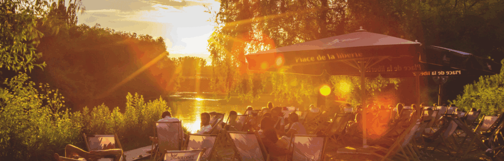 Sonnenuntergang im Linden-Süd Park mit Menschen am Seeufer.
