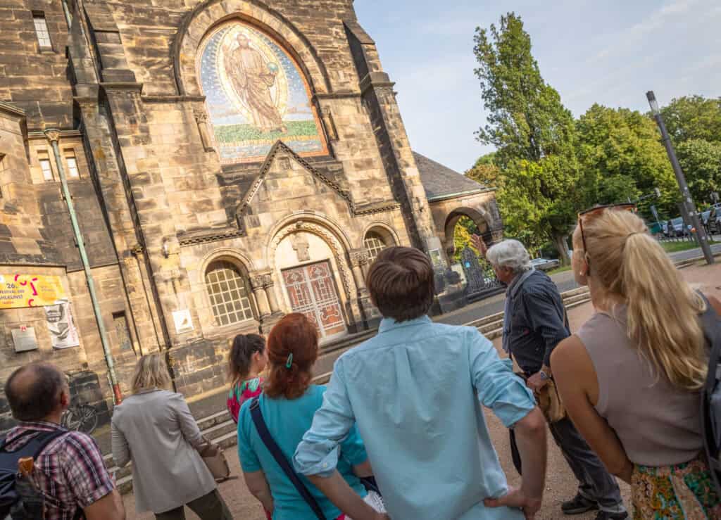 Altarkirche mit biblischem Mosaik über dem Eingang.