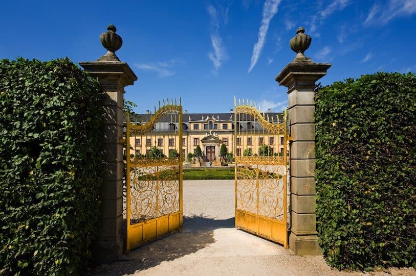 Schloss Herrenhäuser Gärten mit goldener Pforte und gepflegtem Garten.