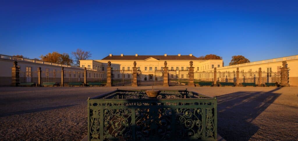 Blick auf die barocken Gärten von Herrenhausen bei Sonnenuntergang.