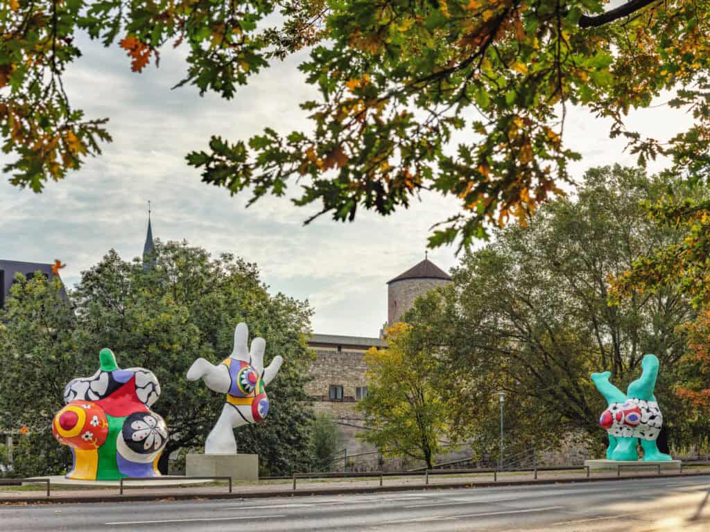Bunte Nanas Skulpturen im Park Hannover, kreative Kunstinstallation.