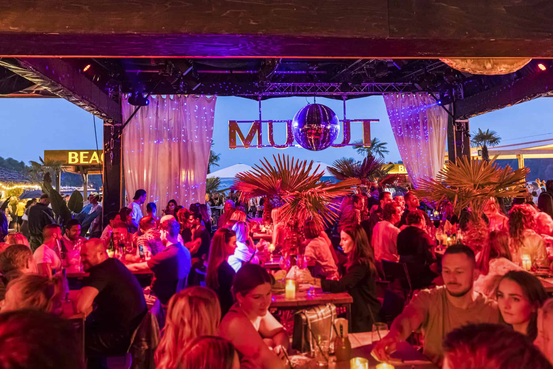 라이브 음악과 조명, 활기찬 방문객들로 가득한 하노버 마쉬페스트 2025의 분위기 있는 장면.