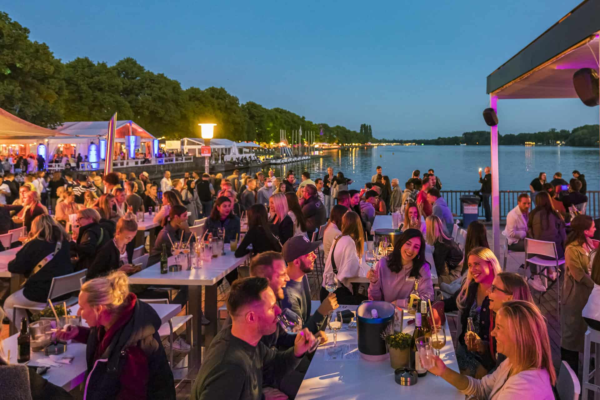 하노버의 해안가에서 음악과 축제 분위기로 가득한 마쉬제페스트 2025에 모인 사람들.
