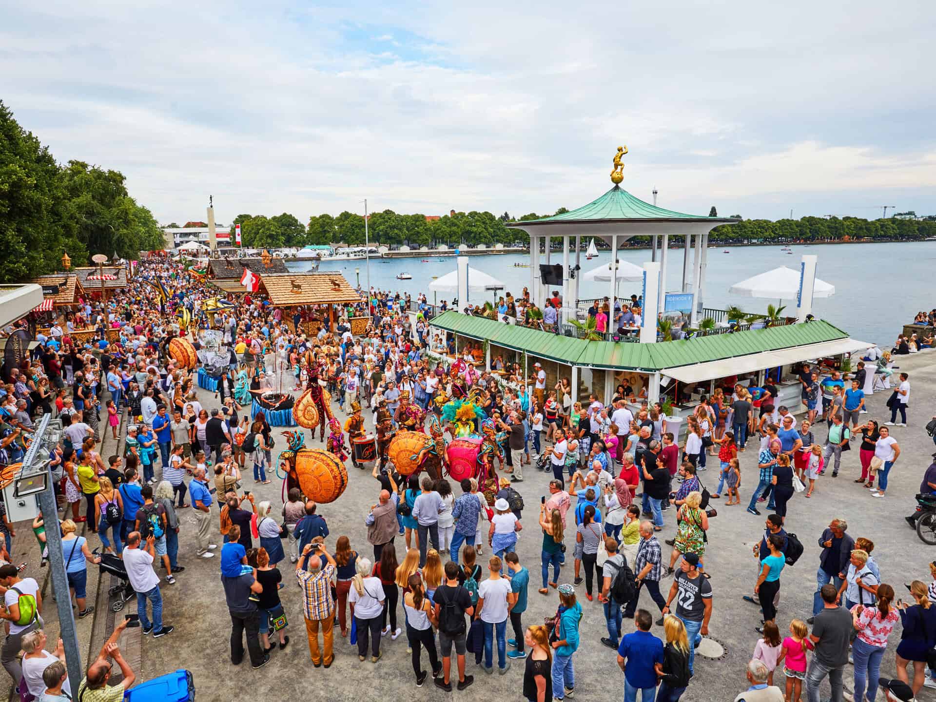 마쉬제페스트 2025: 하노버에서 음악, 음식, 엔터테인먼트와 함께 물가에서 펼쳐지는 축제 분위기.