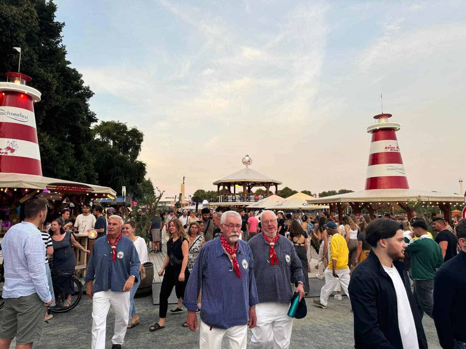 마쉬제페스트 2025: 하노버의 마쉬제에서 사람들이 축제를 즐기고 있습니다.