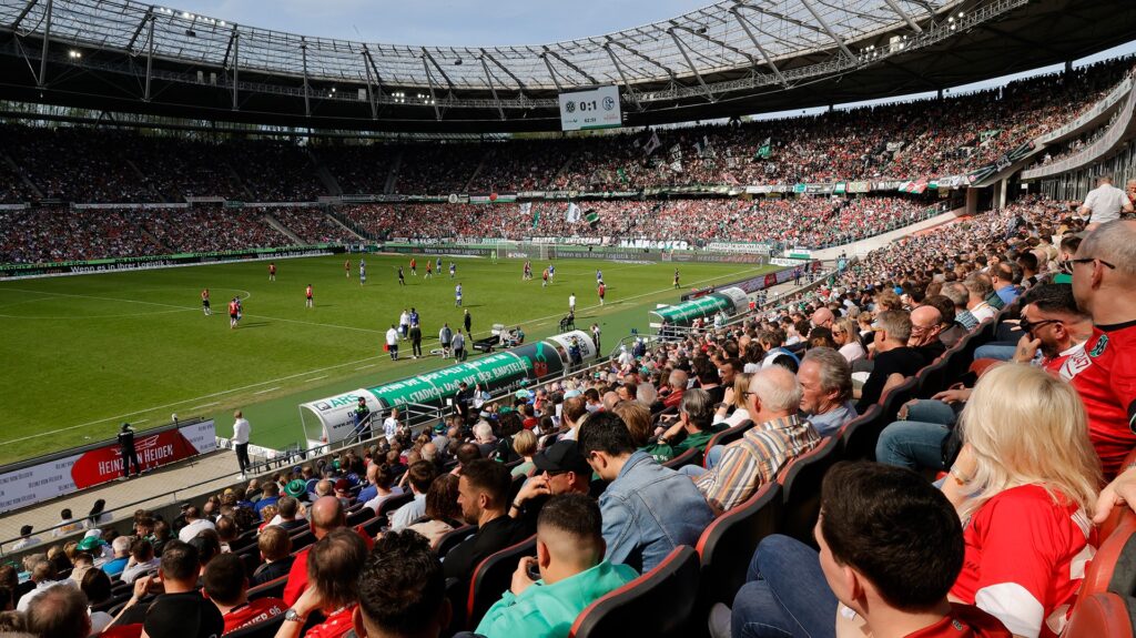 Stadion mit mit Fans beim Spiel von Hannover 96