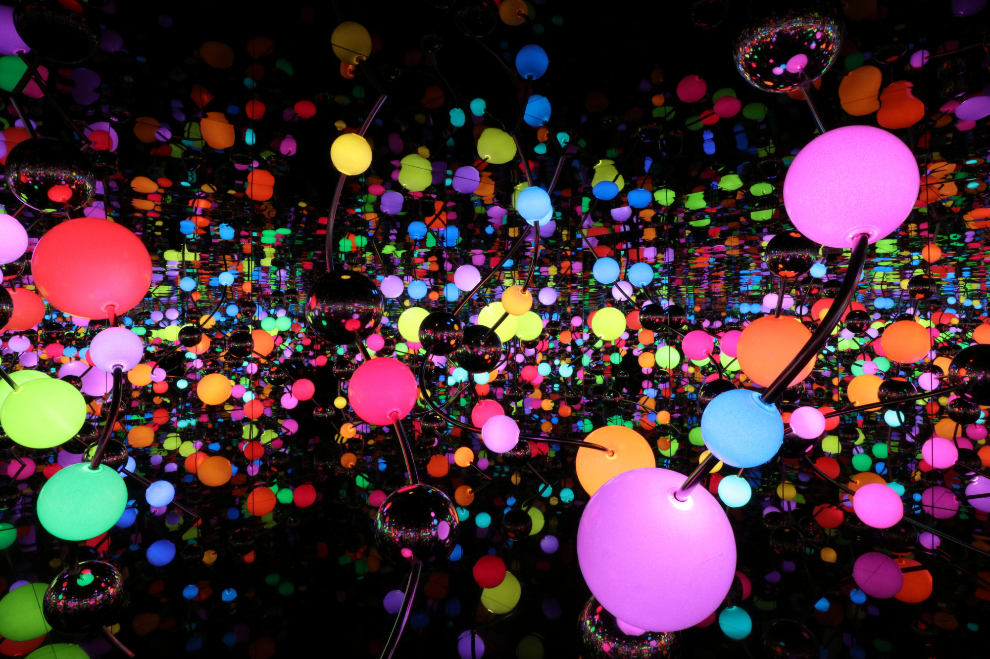 Ausstellung Sprengel Museum NIKI.KUSAMA.MURAKAMI.