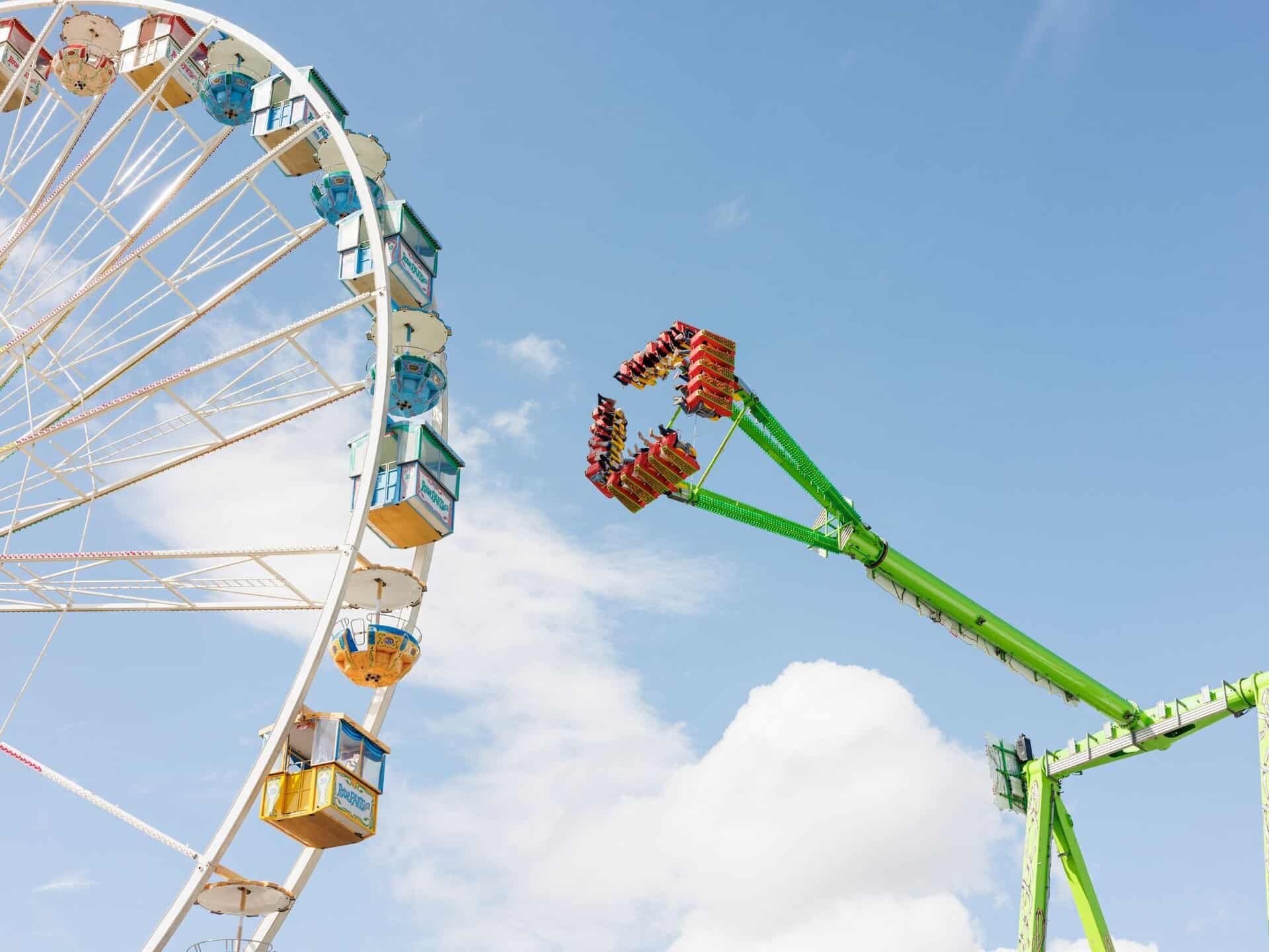 Grande roue et manège lors du Schützenfest Hannover 2025, fête populaire à Hanovre.