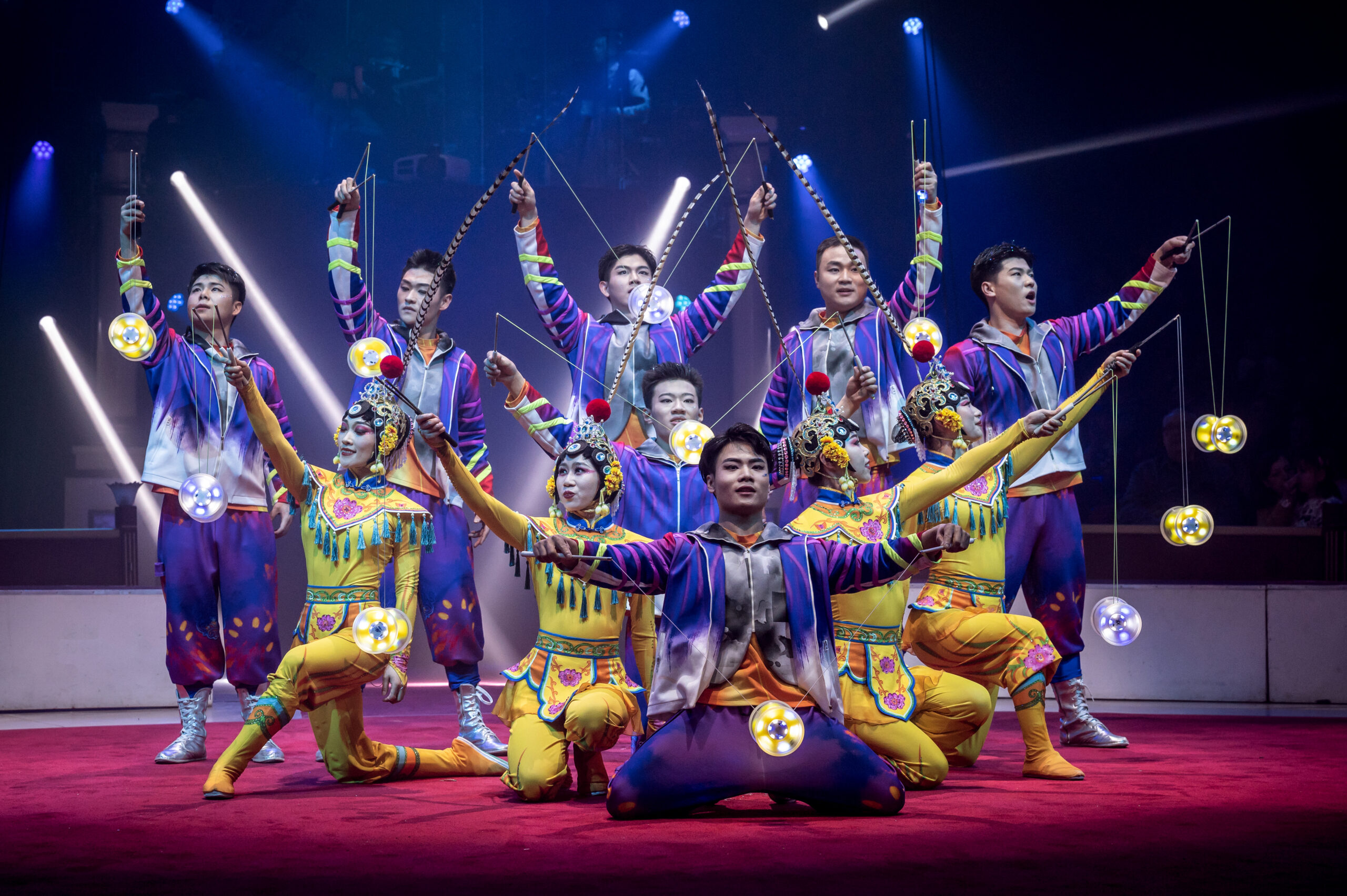 The-Acrobatic-Troupe-of-Dezhou-City-Diabolo-Jonglage-zu-12-scaled-1