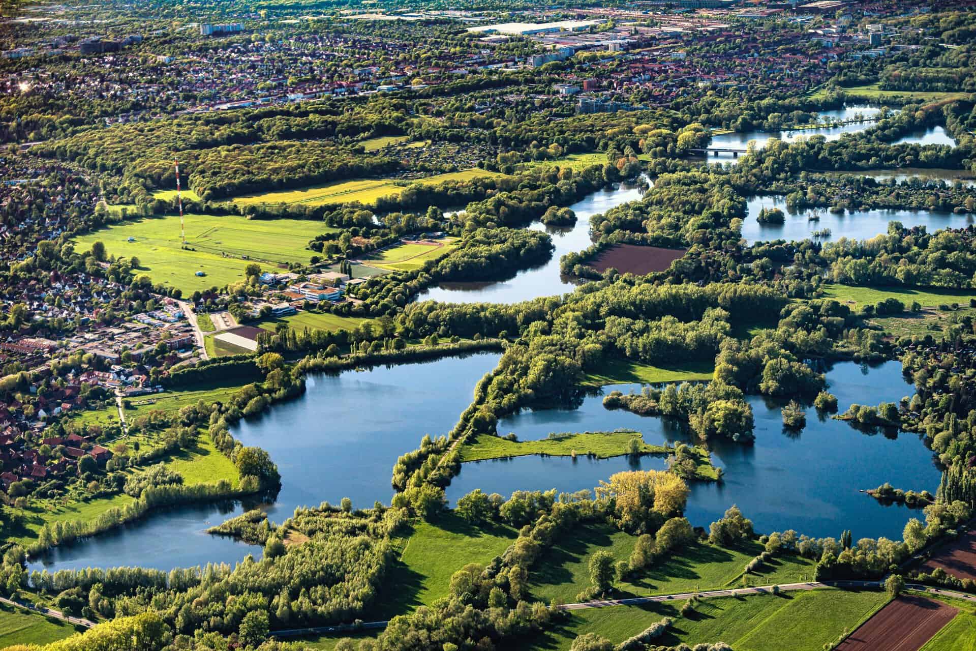 Изглед към чакълените езера Риклингер с водни площи и заобикалящата ги природа в Хановер.