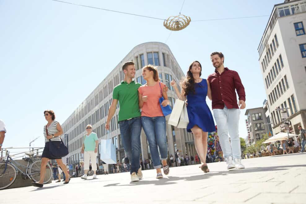 Menschen beim Einkaufen in Hannover Einkaufspassagen, Stadtzentrum, Shopping.