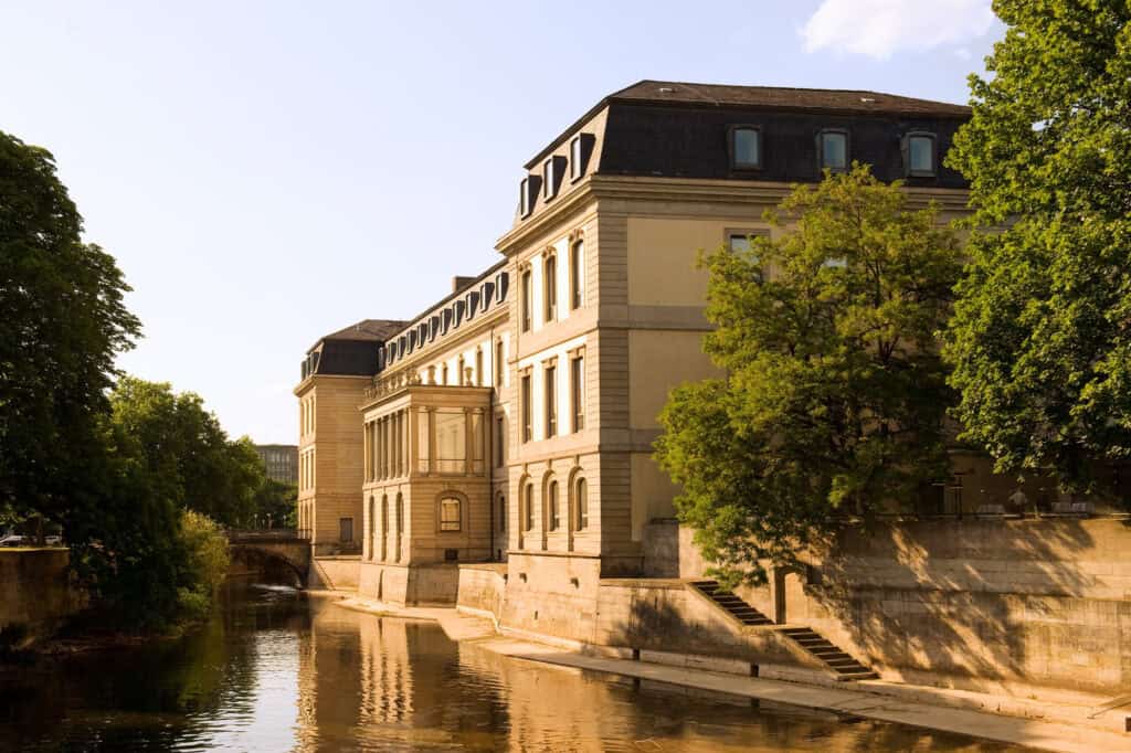 Hannover am Hohen Ufer mit Blick auf das Wasser und historische Gebäude.