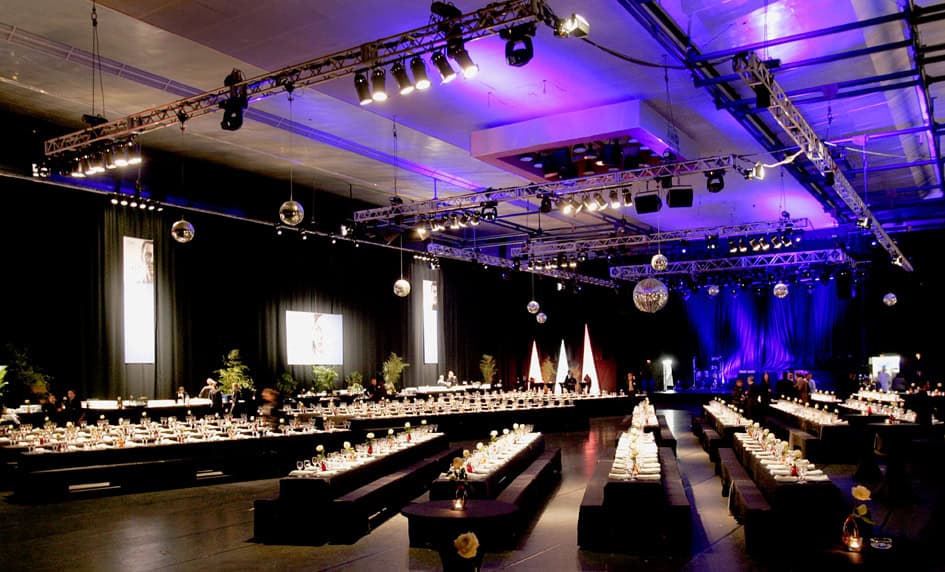 Interior view of the Swiss Life Hall in Hanover at an event with modern lighting technology.