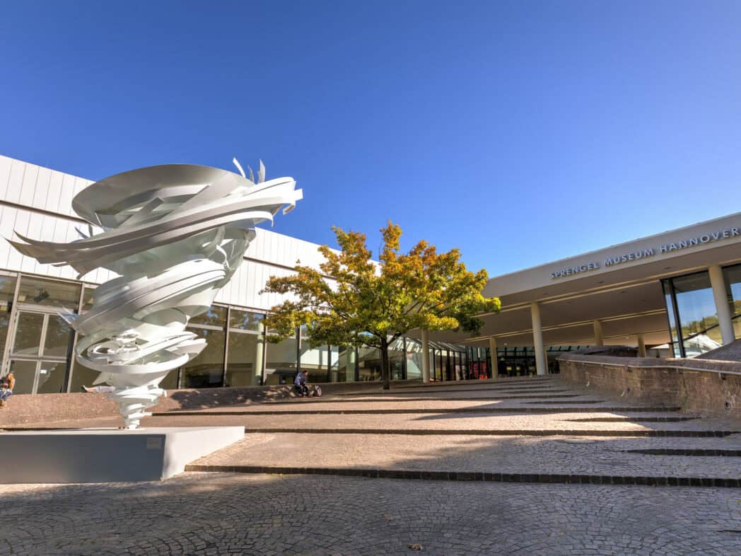 Sculpture in front of the Sprengel Museum Hanover, modern design, clear lines, blue sky.
