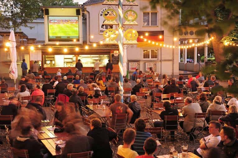 Biergarten mit vielen Gästen beim Public Viewing im Waterloo Biergarten.