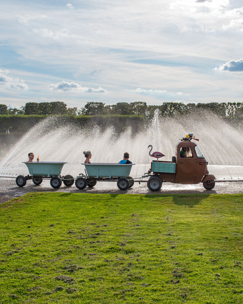 Künstler beim Auftritt im Großen Garten 2025
