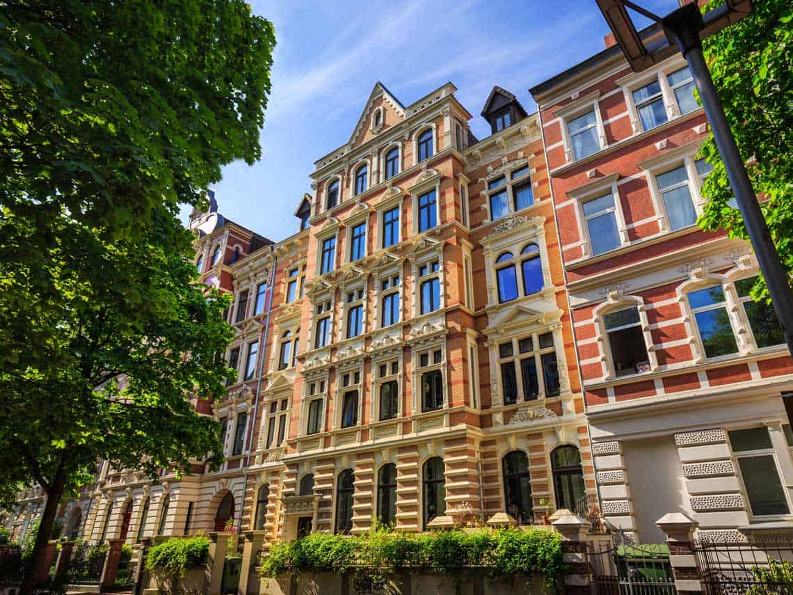 Altbauten in der List, Hannover mit prächtigen Fassaden und grünen Bäumen.