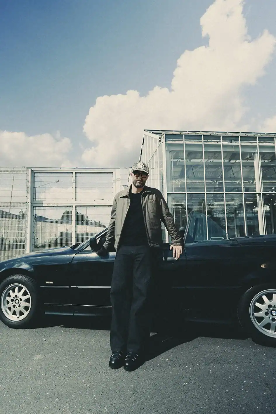 Mark Forster steht vor einem schwarzen Auto in Hannover, Deutschland.