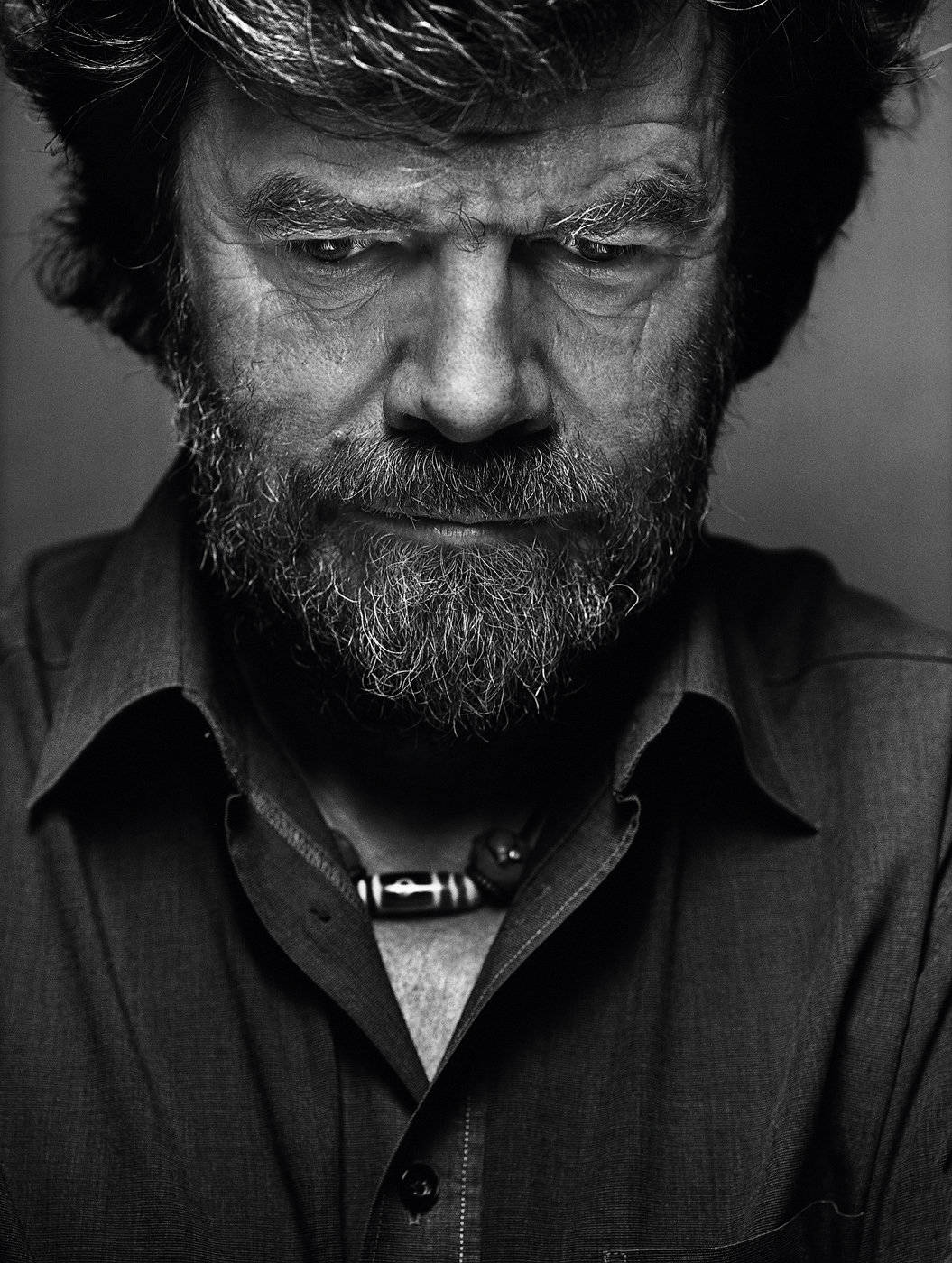 Райнхольд Месснер, знаменитый альпинист, на черно-белом портрете демонстрирует экстремальные стороны своей жизни.