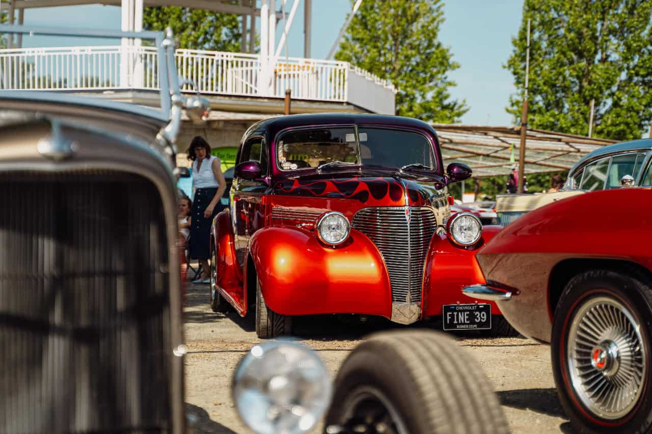 Классический ретро-автомобиль на выставке Street Mag Show 2026 в Ганновере, автомобильное событие.