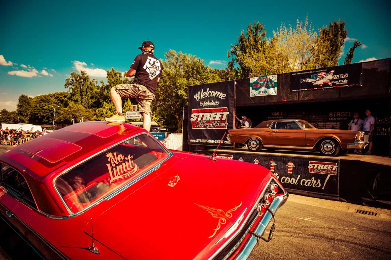Автошоу с классическими и модифицированными автомобилями на Street Mag Show 2026 Hanover.