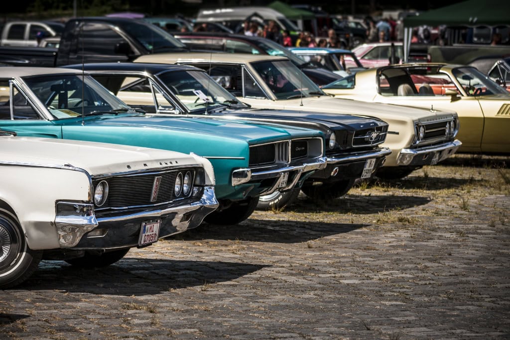 Классические автомобили на выставке STREET MAG SHOW 2026 в Ганновере, классические автомобили на парковке.