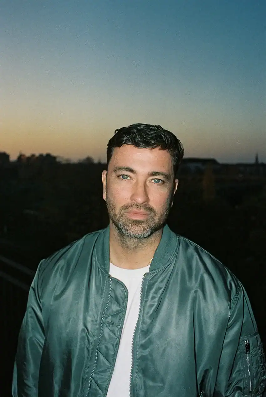 O artista Marteria ao pôr do sol em Hanôver, na Alemanha.