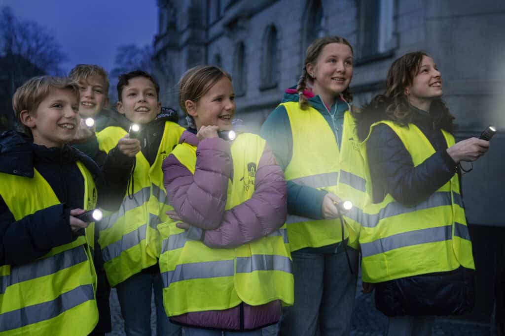 Abenteuerliche Taschenlampenführung für Kinder in Hannover bei Nacht.