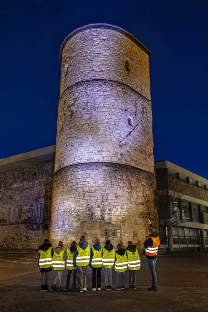 Kinder entdecken die historische Wasserburg bei Taschenlampenführung.