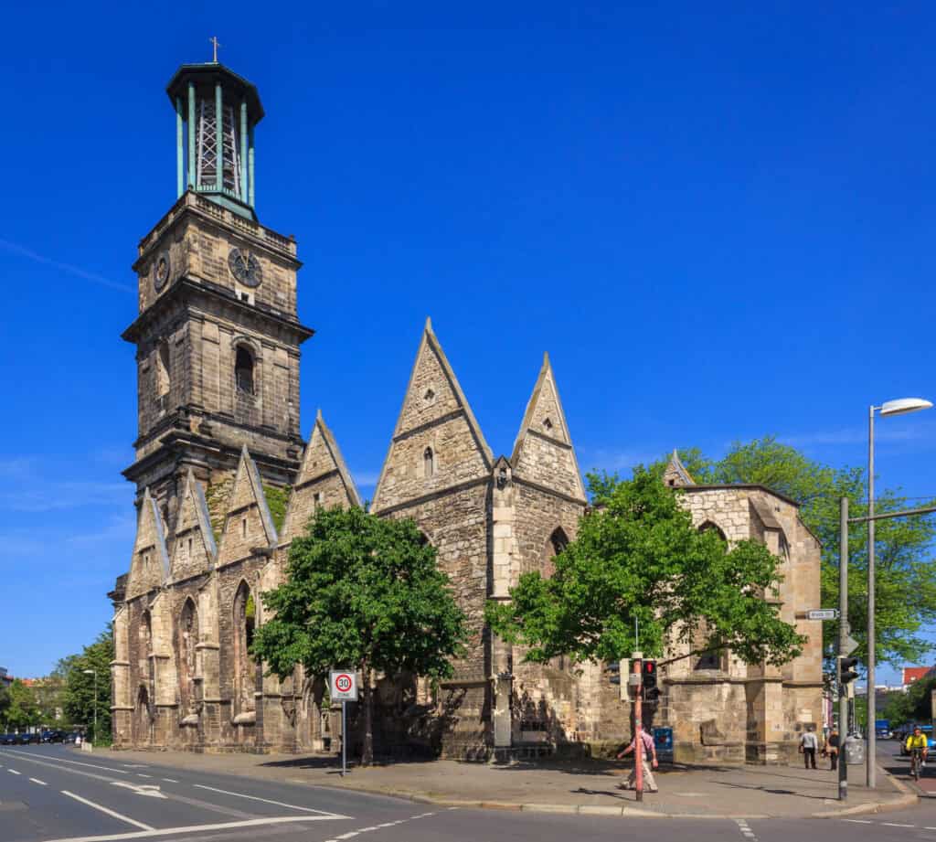 Historische Kirche in Hannover mit gotischer Architektur und Turm, im Stadtzentrum gelegen.