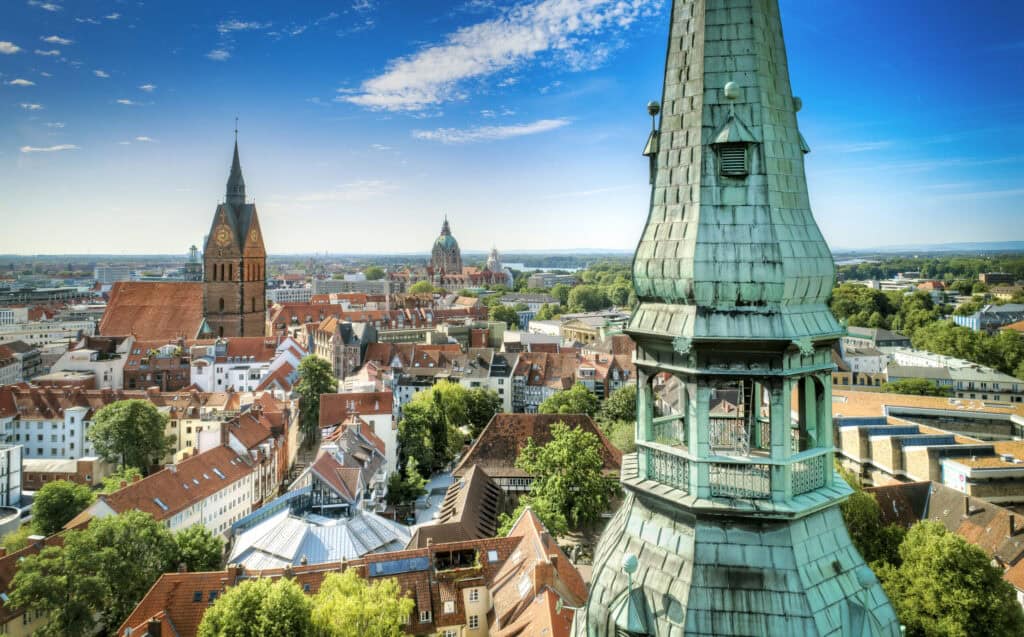 Altstadt Hannover mit Blick auf historische Kirchen und Dächer.