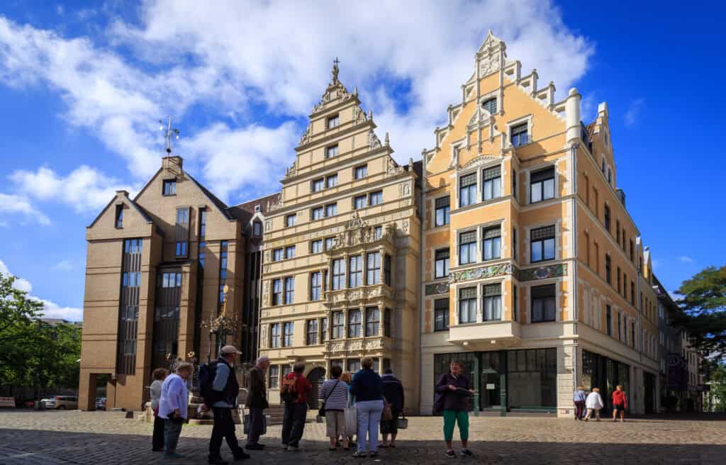 Altstadt mit historischen Gebäuden und lebendiger Atmosphäre.