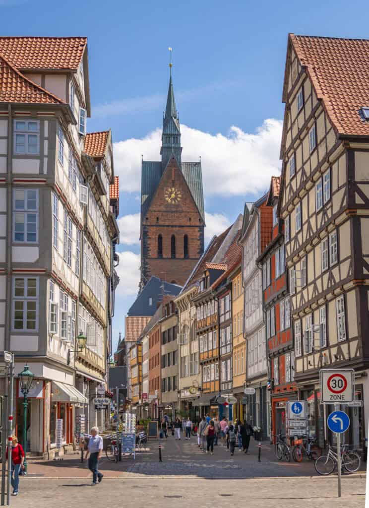 Altstadt Hannover mit Fachwerkhäusern und St. Marienkirche.