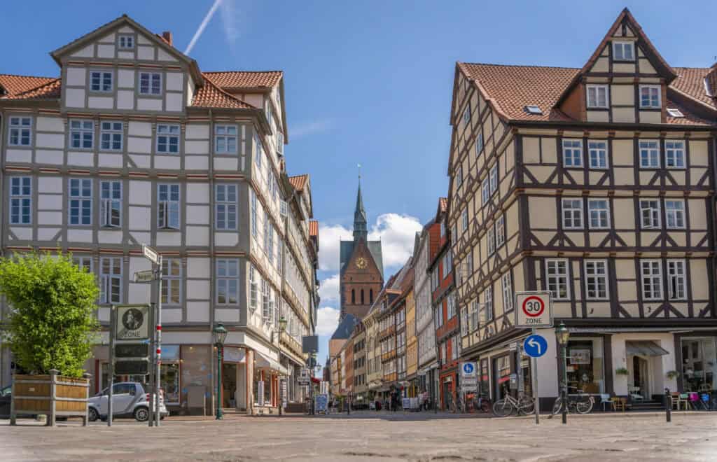 Historische Fachwerkhäuser und lebendige Straßen.