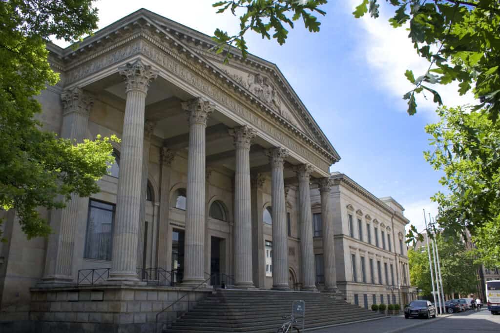 Historisches Hannover Rathaus mit klassischen Säulen und prächtiger Architektur.