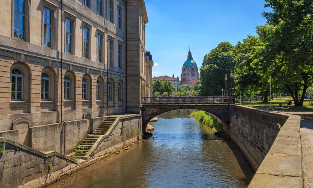 Altstadt Hannover mit Fluss und Brücke.