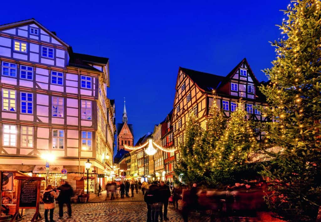 Altstadt Hannover bei Nacht mit festlicher Beleuchtung.