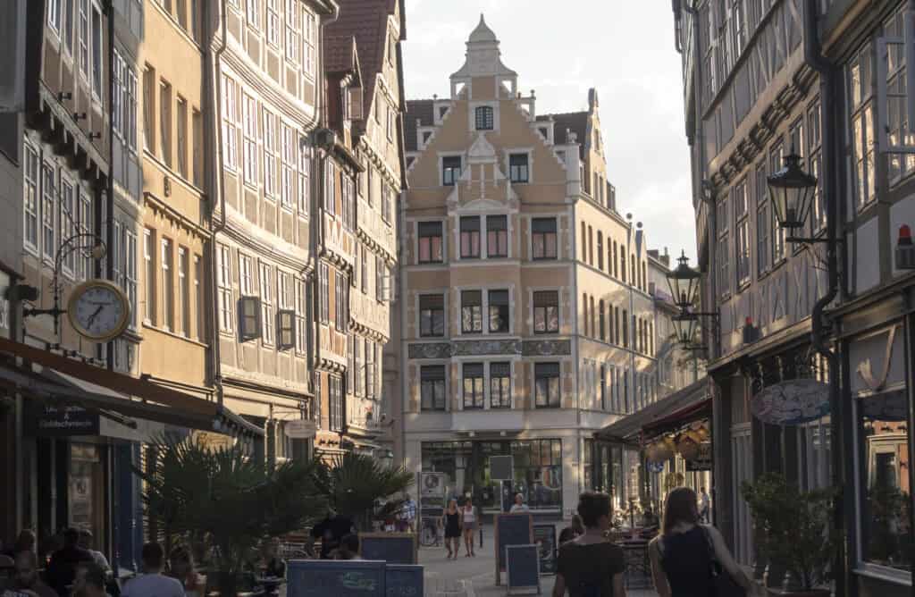 Altstadt Hannover mit Fachwerkhäusern, Cafés und lebendiger Atmosphäre.