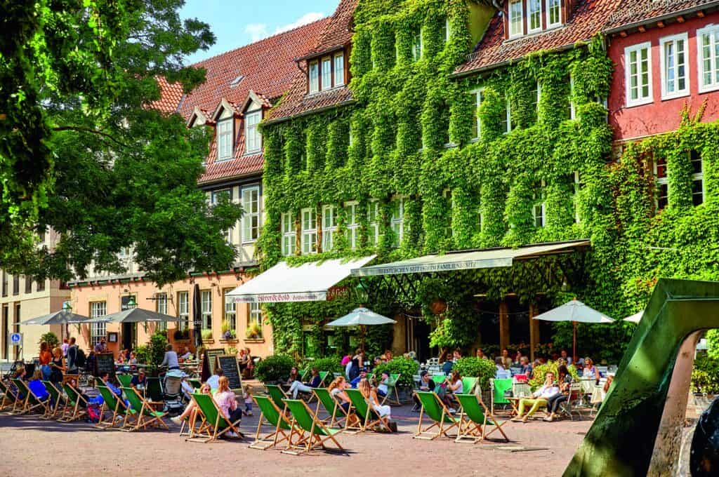 Altstadt Café in Hannover mit grüner Fassade und gemütlicher Terrasse.