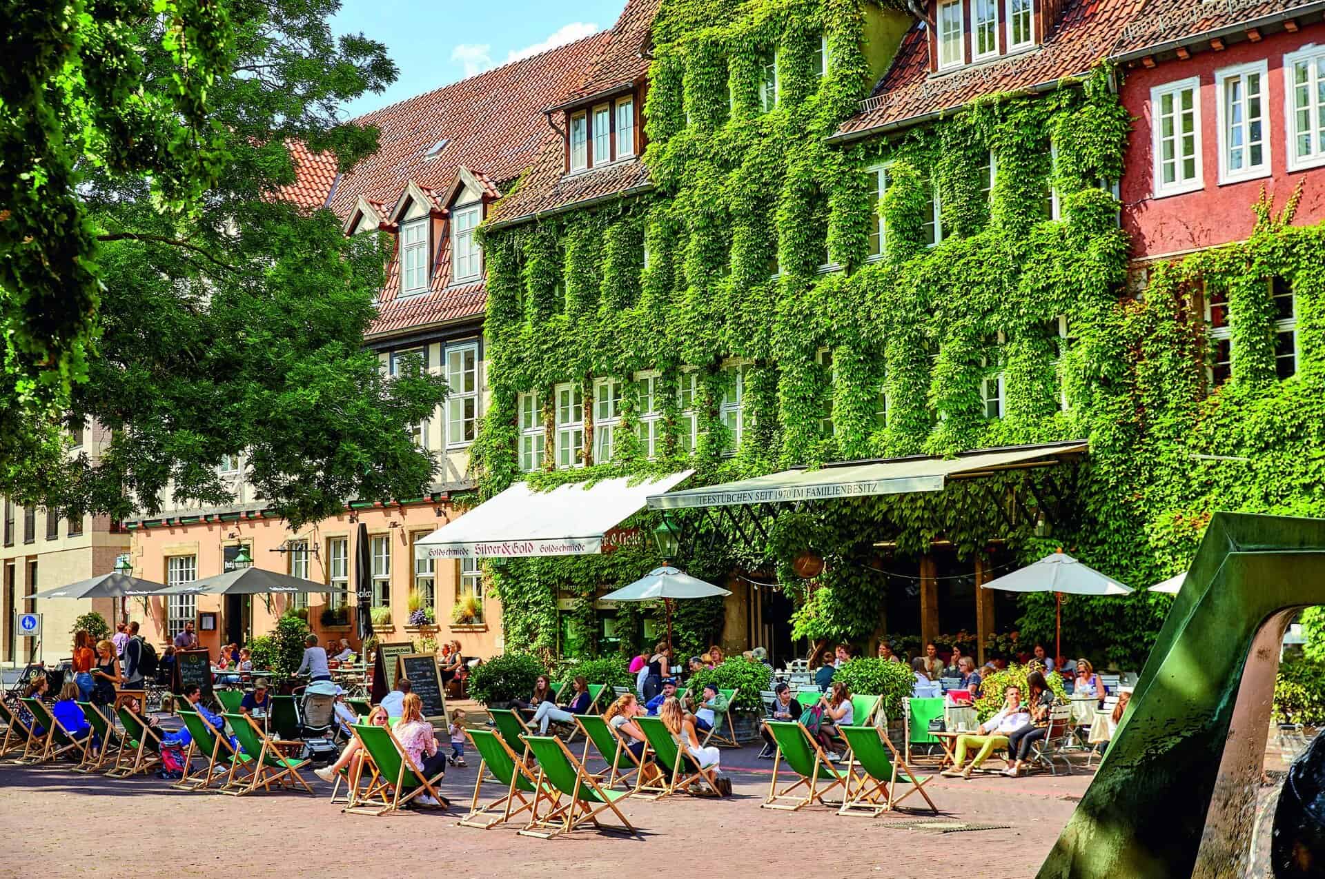 Altstadt Café in Hannover mit grüner Fassade und gemütlicher Terrasse.