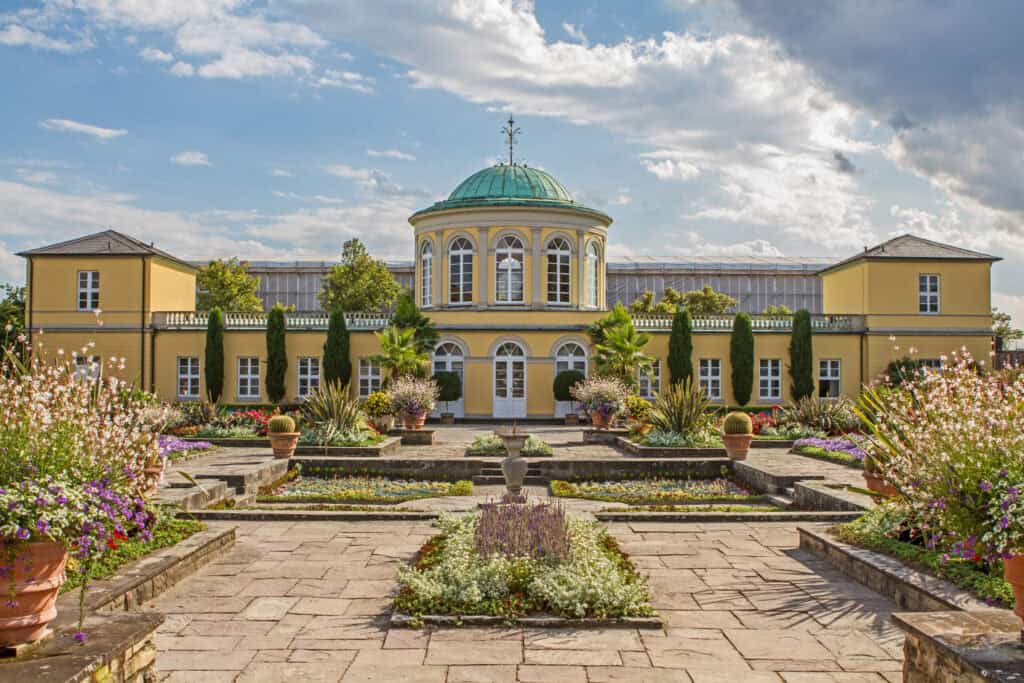 Herrenhausen Garten mit barockem Blumenpark und historischem Pavillon.