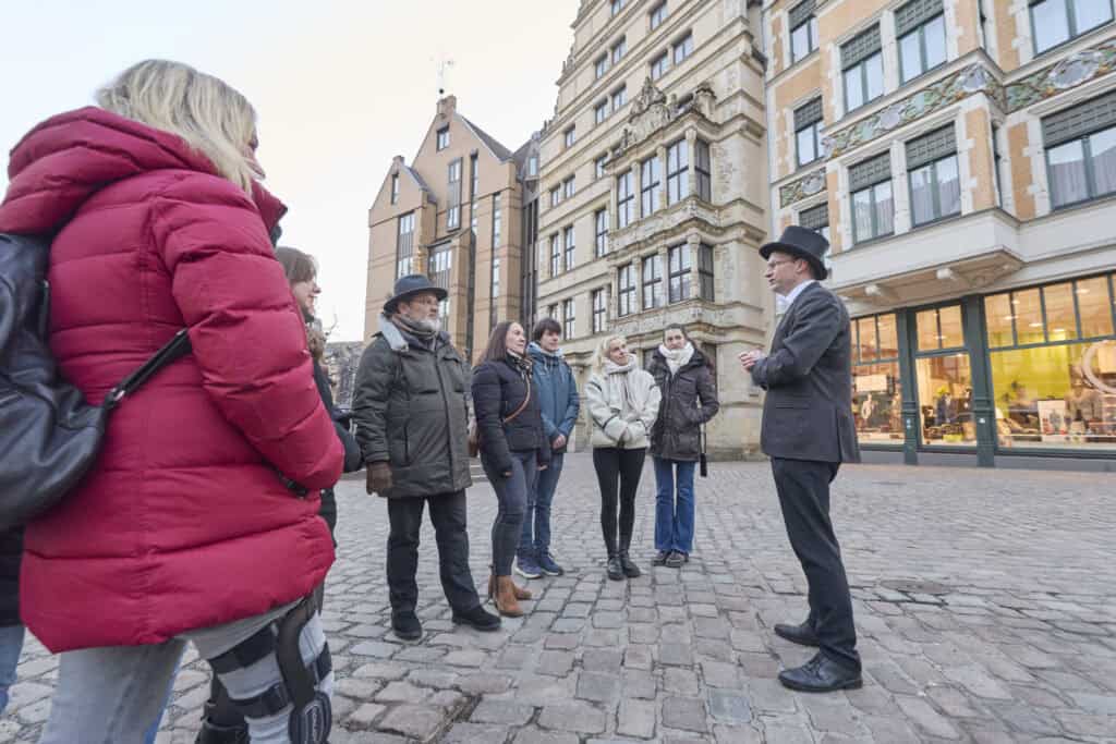Gruppe von Touristen bei der Bruchmeister Tour in Hannover, Stadtführung durch historische Altstadt.
