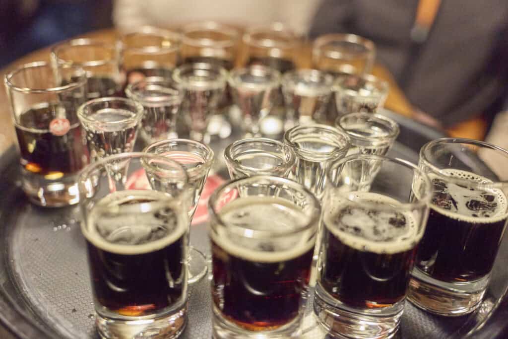 Mehrere Gläser mit dunklem Bier bei der Bruchmeister Tour in Hannover.