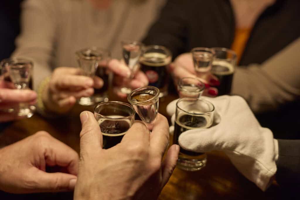 Gruppenfoto beim Bruchmeister Tour in Hannover, gemeinsames Anstoßen mit Gläsern.
