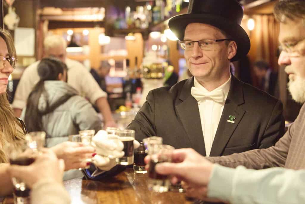Männer beim Biertrinken in einer Bar während der Bruchmeister Tour in Hannover.