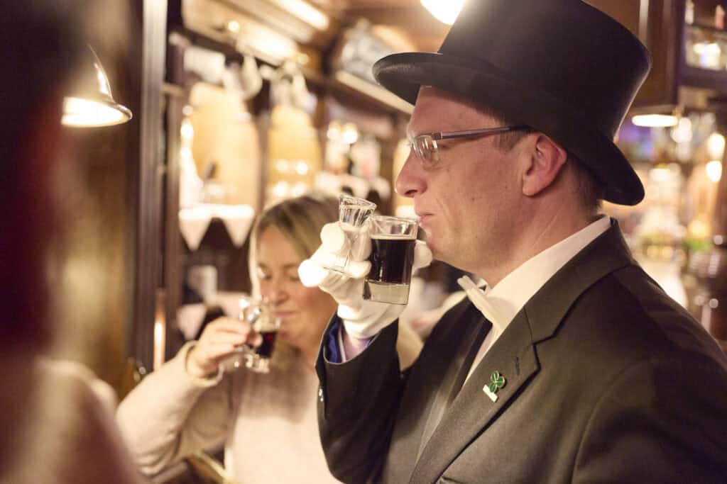 Mann in historischer Kleidung beim Bierverkostung in Hannover.