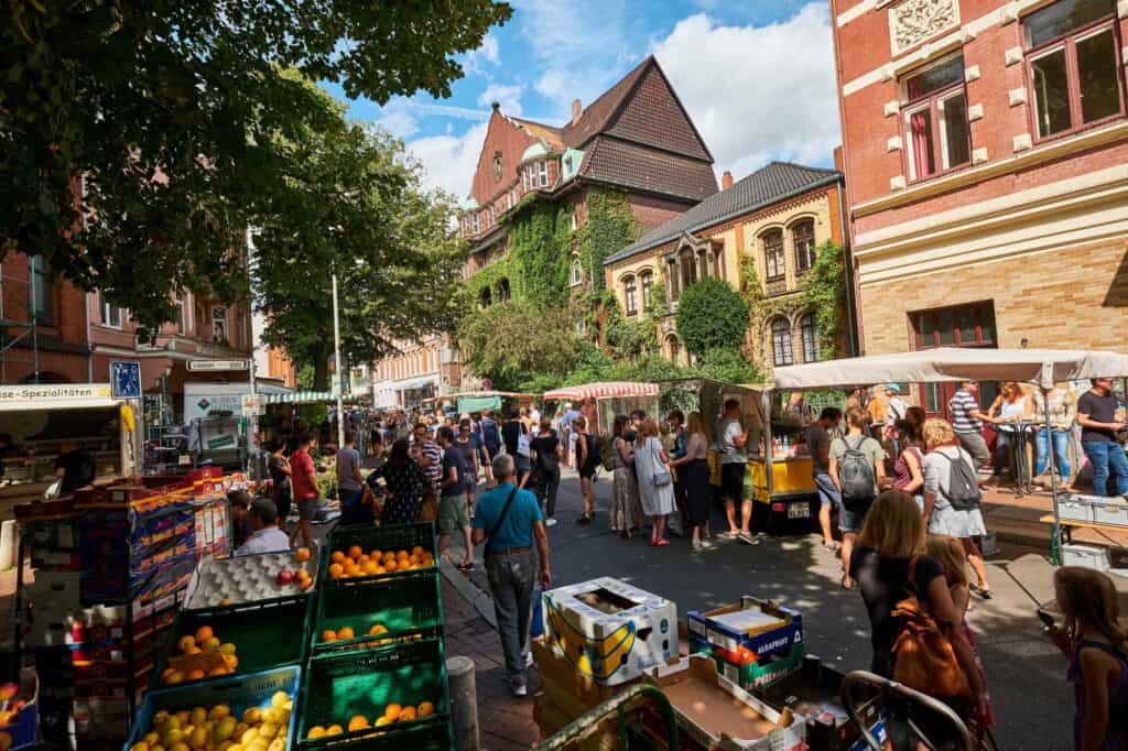 Altstadtmarkt in Linden mit Marktständen und Besuchern.