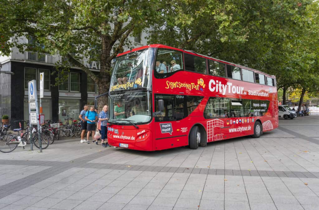 Roter Doppeldecker-Bus für Stadtrundfahrten in Hannover.