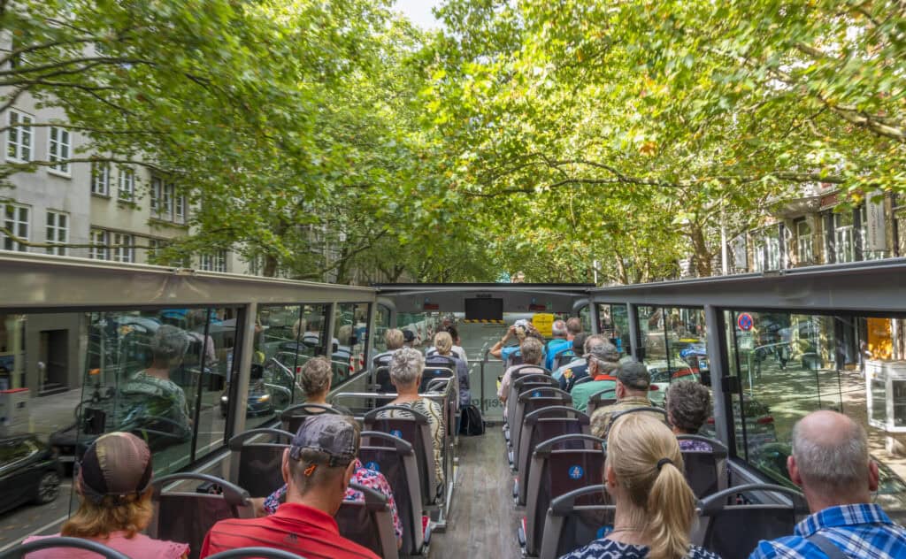 Stadtrundfahrt im Doppeldecker-Bus in Hannover, ideal für Touristen und Stadtbesucher.